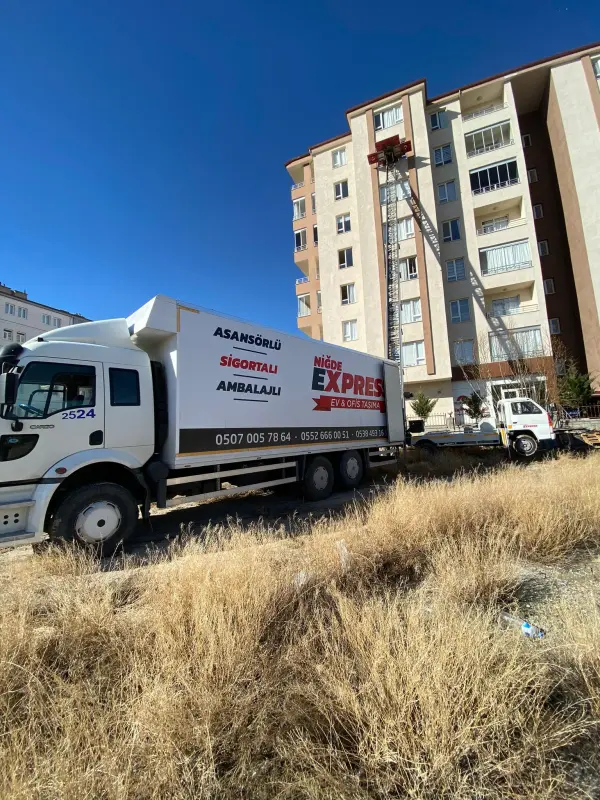 Dış cephe asansörüyle taşıma
