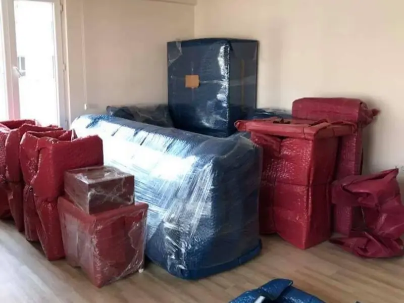 Taşımaya hazır, paketlenmiş salon eşyaları