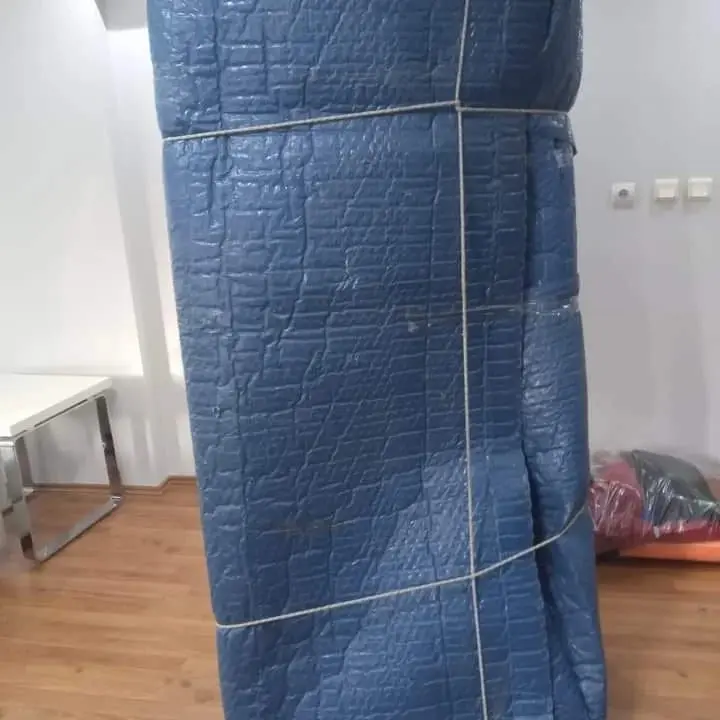Battaniyeyle sarılmış mobilya